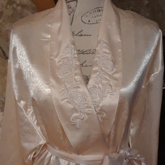 Vintage Victoria's Secret robe - Picture 2 of 8